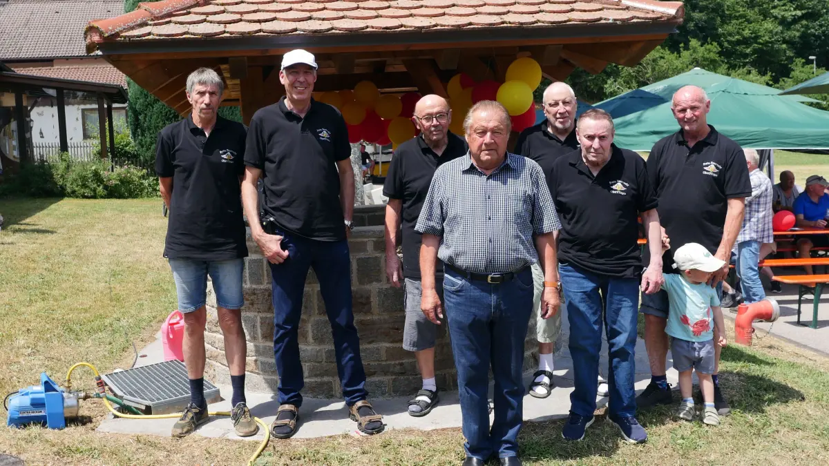 Die Altersabteilung der Feuerwehr Oberiflingen bei der Einweihung stolz vor dem renovierten Brunnen. Von links: Andreas Kaltenbrunner, Andreas Zeller, Karl Killinger, Reinhold Gruber, Erich Mutz, Jürgen Burger, Rudi Killinger.