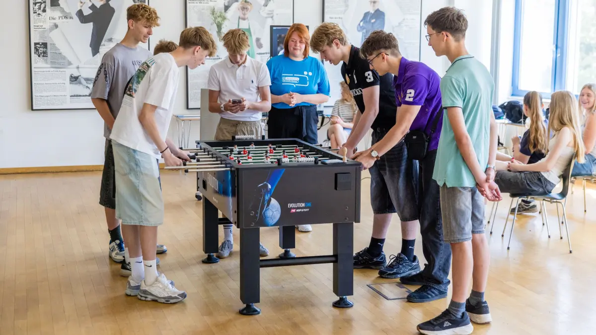 Newscamp Brandenburg: Schüler stehen im Rahmen des Newscamp Brandenburg beim Tischkicker mit der Sportredaktion.