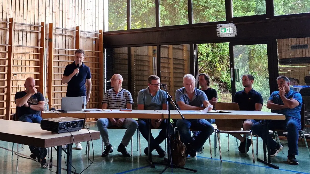 Sie stehen den Bewohnern Rede und Antwort, was den weiteren Verlauf der Sanierung der Ortsdurchfahrt anbelangt (von links): Ortsvorsteher Rainer Linke, Ralf Rosenstiel vom Planungsbüro Greiner, Ortschaftsrat Gerd Martin, Bauamtsleiter Uwe Veit, Karl Gaißer und Detlef Krohn vom Straßenbauamt des Kreises, Alexander Woyda von der Energieversorgung Südbaar sowie Erich Thurow vom Tiefbauamt.