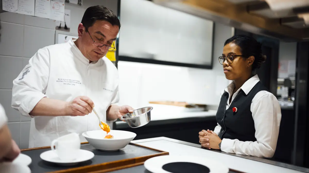 Die Schwarzwaldstube um Küchenchef Torsten Michel ist erneut mit drei Michelin-Sternen ausgezeichnet worden.