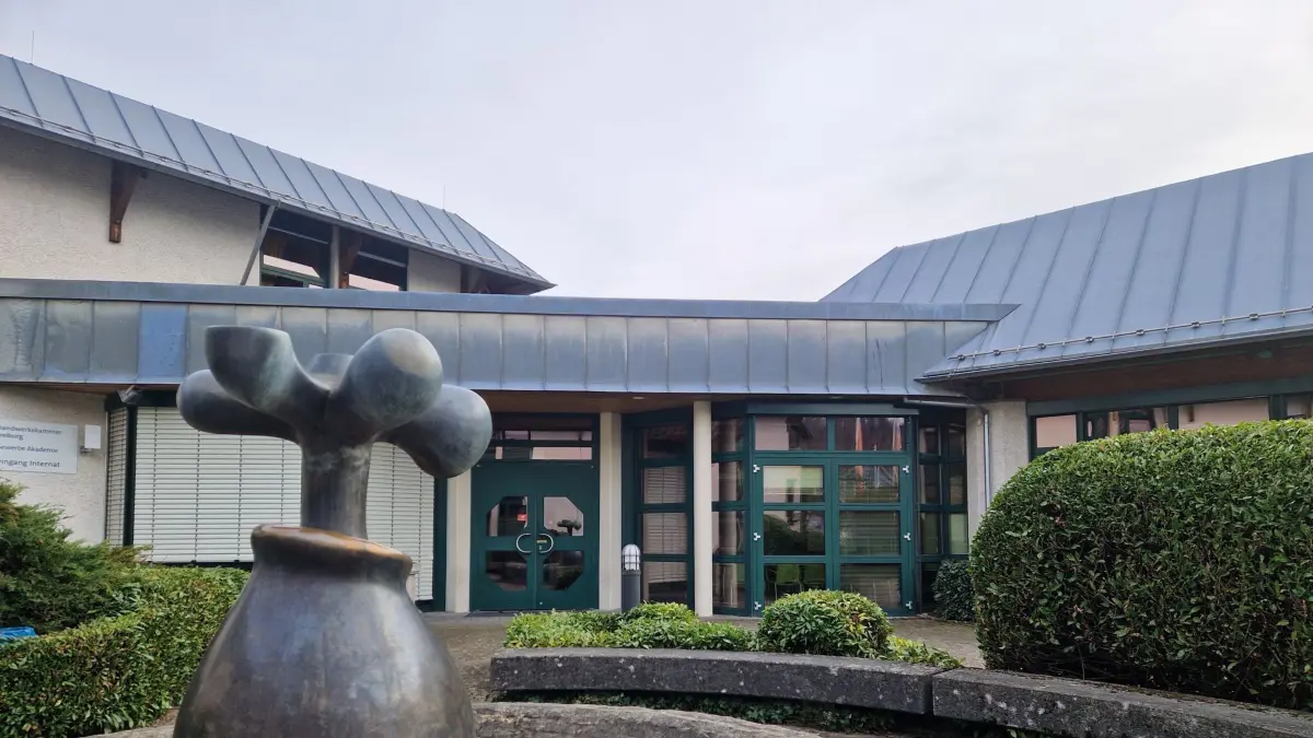 Das Internat der Gewerbe Akademie in Schopfheim dient seit vier Jahren schon als Flüchtlingsunterkunft. Nun gibt es eine Änderung.