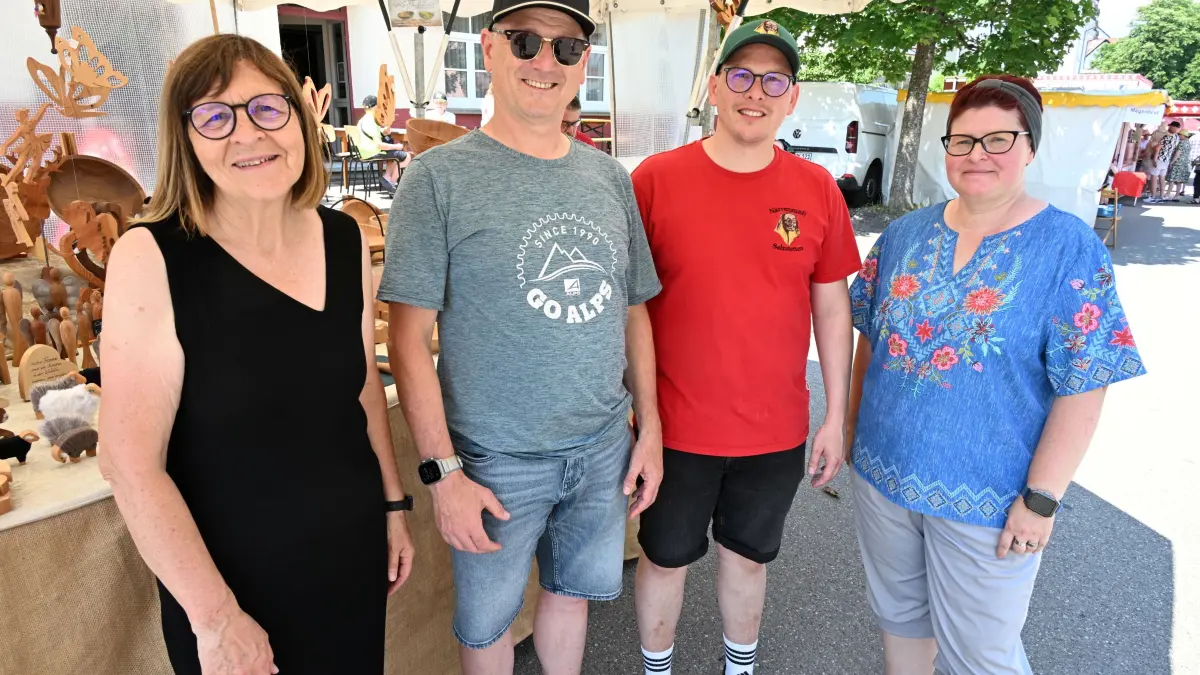 Engagiert beim Markt: Adelheid Singer(Liederkranz/von links), Ortsvorsteher Friedrich Hassel, Felix Frank (Narrenzunft) und Organisatorin Simone Czempik (Gäste-Info).