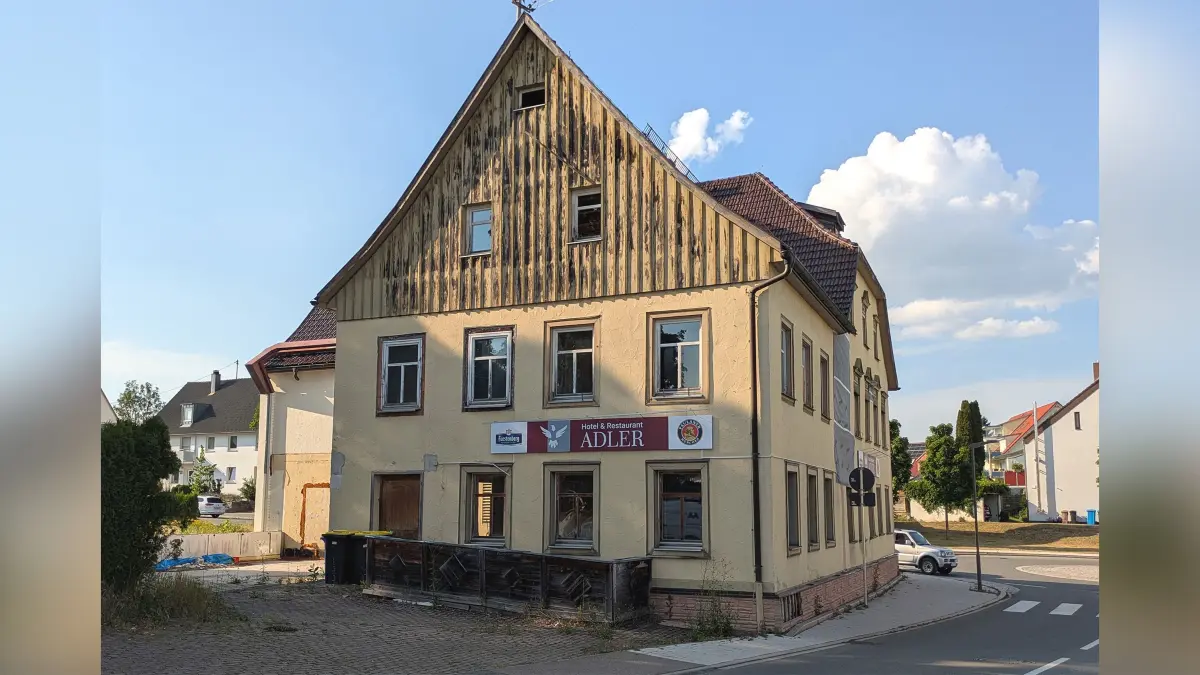 Das frühere Gasthofgebäude „Adler“ soll entgegen ersten Planungen nun doch nicht abgerissen werden. Der neue Investor will das durch einen Brand beschädigte Gebäude zu einem Mehrfamilienhaus mit sieben Wohnungen umbauen.
