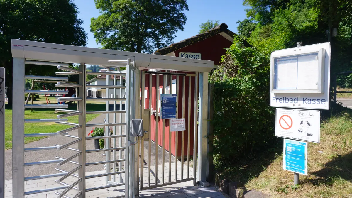 Tickets für den Besuch des Bades können unter der Woche nur noch online gebucht und mittels Paypal oder Kreditkarte bezahlt werden.