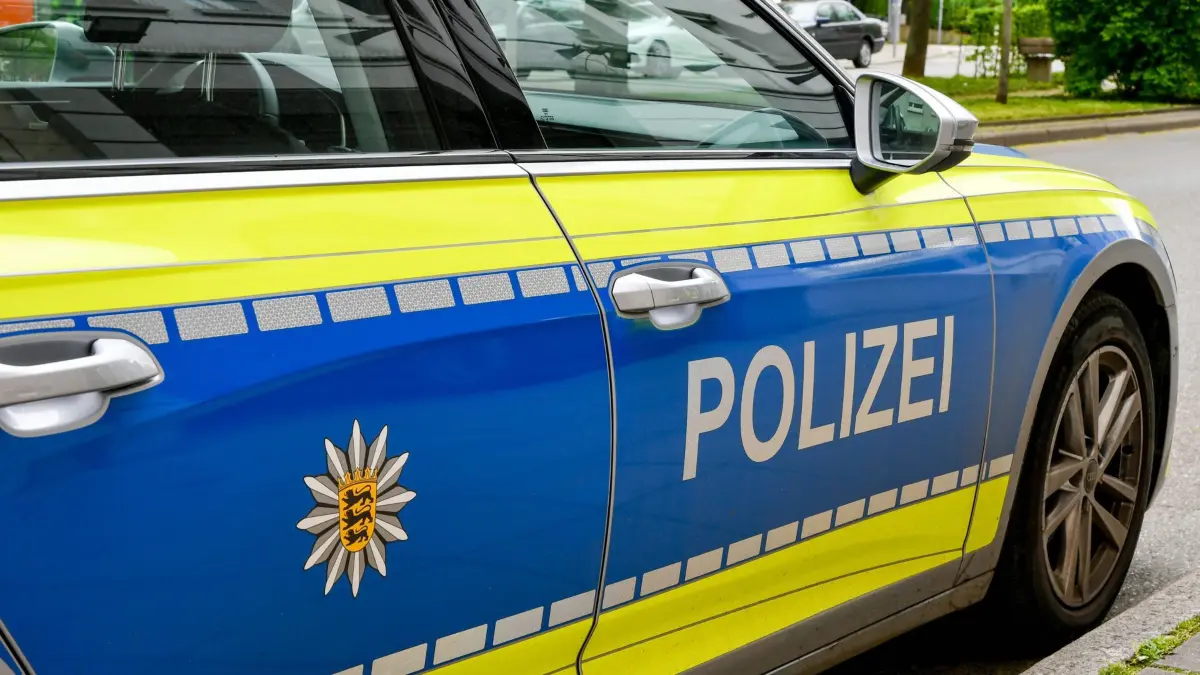 Deutschland, Baden-Wuerttemberg, Stuttgart 19.04.2026, Deutschland, GER, Baden-Wuerttemberg, Stuttgart, im Bild Themenbild, Polizei, Polizeiauto, Streifenwagen, Stuttgart, Deutschland, Baden-Württemberg, Einsatzfahrzeug, Polizei Baden-Württemberg, Schriftzug, Fahrzeugdetail, Seitenansicht, Verkehr, Straße, Sicherheit, Ordnung, urban, Stadtansichten, Feature, Symbolbild Baden-Wuerttemberg *** Germany, Baden Wuerttemberg, Stuttgart 19 04 2026, Germany, GER, Baden Wuerttemberg, Stuttgart, in the picture theme picture, police, police car, patrol car, Stuttgart, Germany, Baden Wuerttemberg, emergency vehicle, police Baden Wuerttemberg, lettering, vehicle detail, side view, traffic, road, safety, order, urban, city views, feature, symbol pictu Deutschland, Baden-Wuerttemberg, Stuttgart, 19.04.2026-9