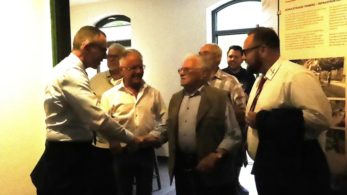 Tief beeindruckt zeigt sich Landrat Sven Hinterseh (von links), dem Eckart King mit Josef Heinzmann einen 99-järigen ehemaligen Mitarbeiter vorstellt. Auch Bürgermeister Sven Ketterer zeigt sich erstaunt