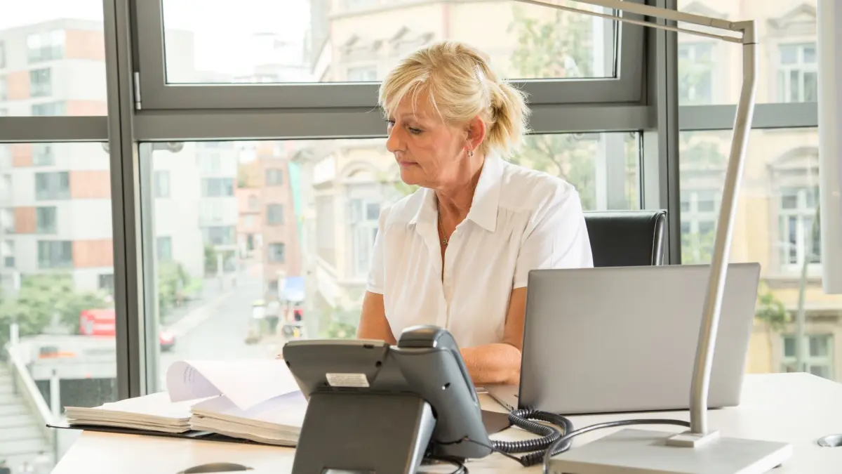 Eine Frau arbeitet im Büro: ILLUSTRATION - Fehlende Wertschätzung im Job sorgt für viel Frust - und kann auf Dauer sogar krankmachen. (zu dpa: «Wenn Erfahrung im Job plötzlich nicht mehr zählt») Foto: Christin Klose/dpa-tmn - Honorarfrei nur für Bezieher des dpa-Themendienstes +++ dpa-Themendienst +++