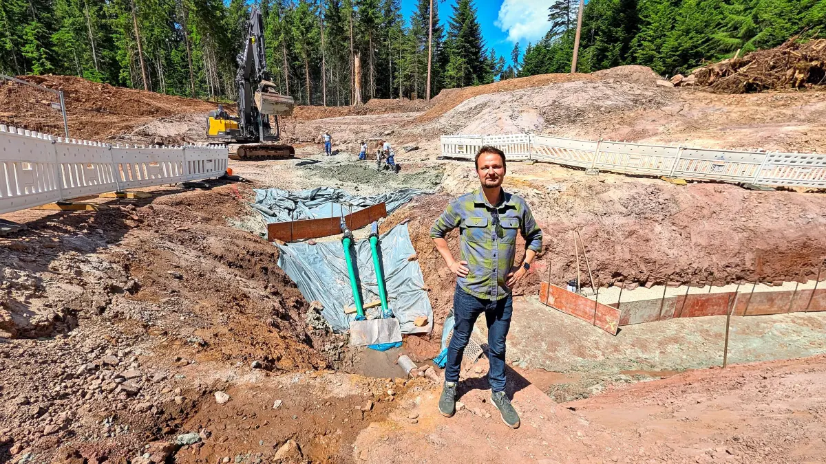 Nach etwa 100 Jahren wird der Brunnen der Trinkwasserversorgung bei Wolterdingen erstmals saniert. Kai Baudis ist hier in seinem Element.