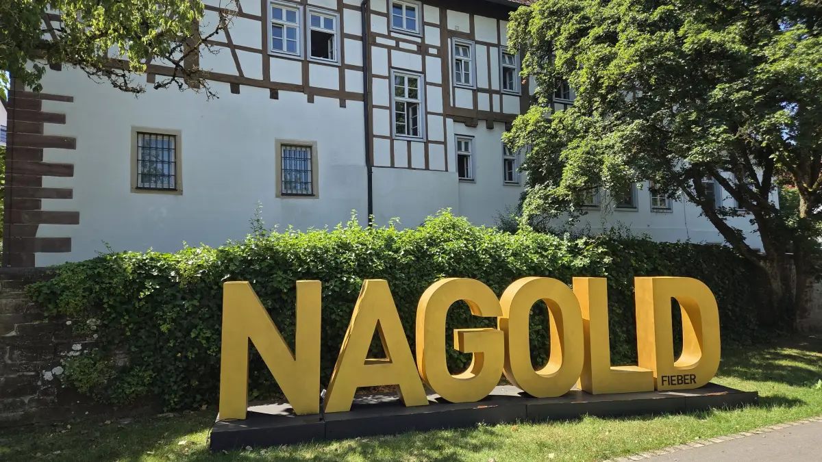 Der Schriftzug am neuen Standort an der Stadtmauer.