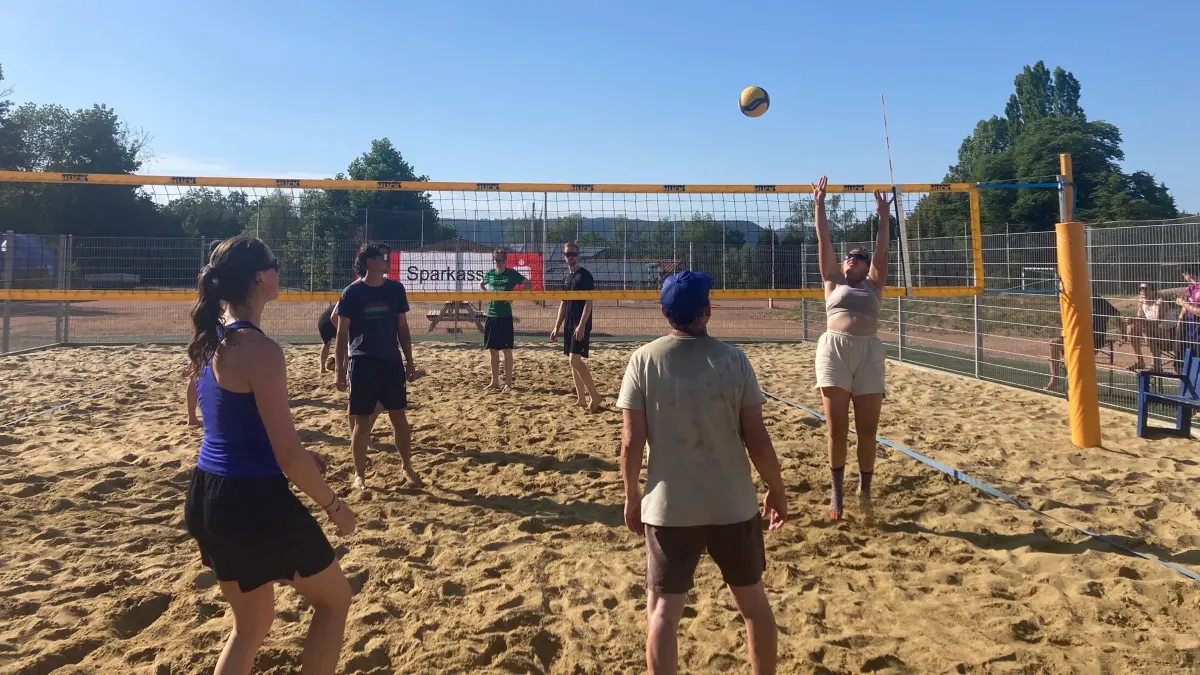 Sommerliches Strandfeeling herrschte auf dem Sportgelände in Wiechs.
