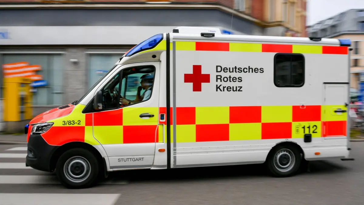 Deutschland, Baden-Wuerttemberg, Stuttgart 19.04.2026, Deutschland, GER, Baden-Wuerttemberg, Stuttgart, im Bild Themenbild, Rettungswagen, Krankenwagen, Deutsches Rotes Kreuz, DRK, Stuttgart, Deutschland, Baden-Württemberg, Notfall, Rettungsdienst, 112, Einsatzfahrzeug, Blaulicht, medizinische Hilfe, Erste Hilfe, Stadtverkehr, Straße, urban, Bewegung, Einsatz, Gesundheitssystem, Stadtansichten, Feature, Symbolbild Baden-Wuerttemberg *** Germany, Baden Wuerttemberg, Stuttgart 19 04 2026, Germany, GER, Baden Wuerttemberg, Stuttgart, in the picture theme picture, ambulance, ambulance, German Red Cross, DRK, Stuttgart, Germany, Baden Wuerttemberg, emergency, rescue service, 112, emergency vehicle, blue light, medical aid, first aid, city traf Deutschland, Baden-Wuerttemberg, Stuttgart, 19.04.2026-5