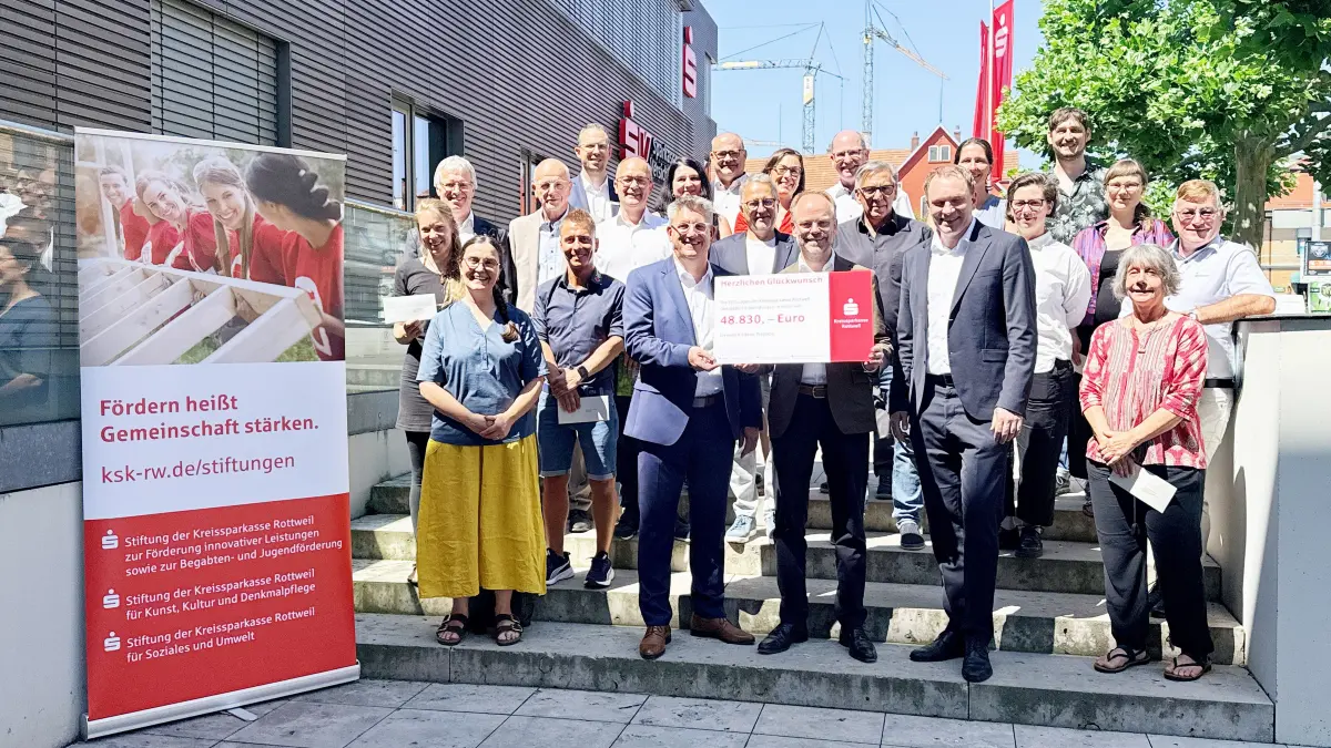13 Projekte wurden in diesem Jahr mit Geldern aus den drei Sparkassenstiftungen unterstützt. (Erste Reihe von links): Christina Romer (LEV RW), Frank Kösling (DRK OV Schramberg), Christian Kinzel (Vorsitzender des Vorstands der Kreissparkasse Rottweil), Landrat Christoph Keckeisen, Daniel Rühle (Mitglied des Vorstands der Kreissparkasse Rottweil), Martina von Spankeren-Gandhi (Förderverein Salinenmuseum); (Zweite Reihe von links): Lena Moosmann (LEV RW), Herbert Halder (Stiftungsrat), Andreas Lin-senmann (Freundeskreis Maria Hochheim), Sabine Pfau (Narrenzunft Hochmössingen), Stephan Braun (KIM Kultur-Initiative Mettstetten.), Siegfried Dölker (Ortsvorsteher Dürrenmettstetten), Sophia Schiller, Lucia Schiller (beide Livtor), Peter Hils (Kreissparkasse Rottweil); (hintere Reihe von links): Franz Moser (DRK OV Schramberg), Benjamin Schneider (Kreissparkasse Rottweil), Landtagsabgeordneter Stefan Teufel (Stiftungsrat), Silvia Hölle (Musikverein Harmonie Boll), Dirk Weigold (Gymnasium am Rosenberg), Susanne Wellhäuser (FRED Dornhan), Benjamin Coyte (Stiftung KULTURLABOR).