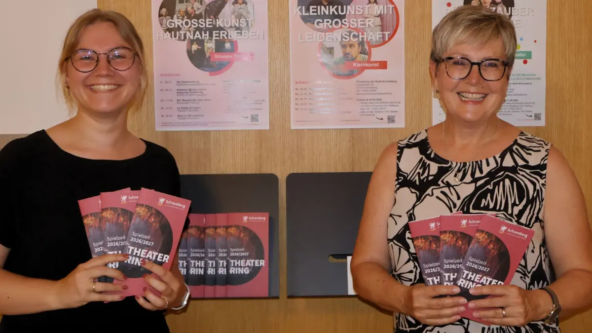 Aileen Broghammer (links) und Claudia Schmid (rechts) präsentieren stolz das neue Theaterprogramm.