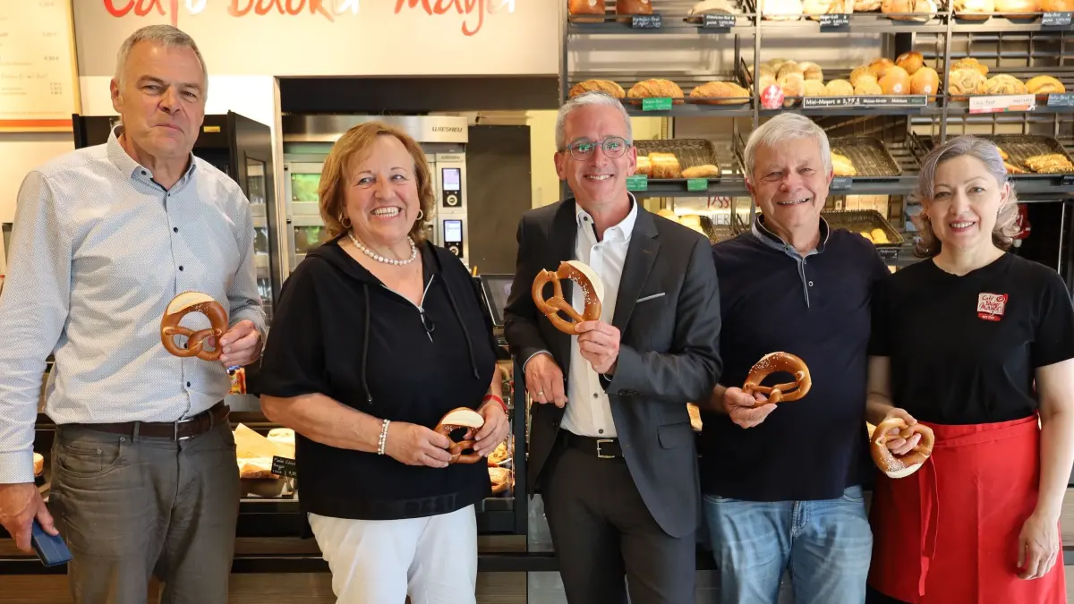 Café Bäcker Mayer ist seit 15 Jahren in Sulz. Von links: Hartmut Walter, Gislinde Sachsenmaier, Bürgermeister Jens Keucher, Günter Mayer und Alexandra Petermann.