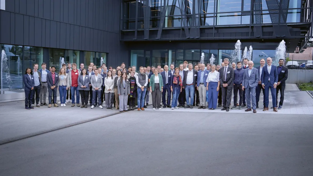 Universitäre Forschung trifft industrielle Expertise: die Teilnehmerinnen und Teilnehmer der Boysen Doktorandentage 2026 vor dem BAK Entwicklungszentrum Simmersfeld.