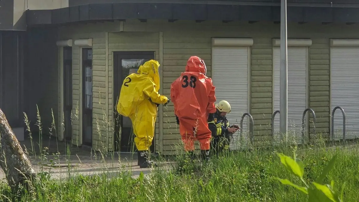 Ein Atemschutztrupp der Feuerwehr Pfalzgrafenweiler, hier in Chemikalien-Schutzanzügen, untersuchte den Technikraum nach dem Chlorgas-Alarm.