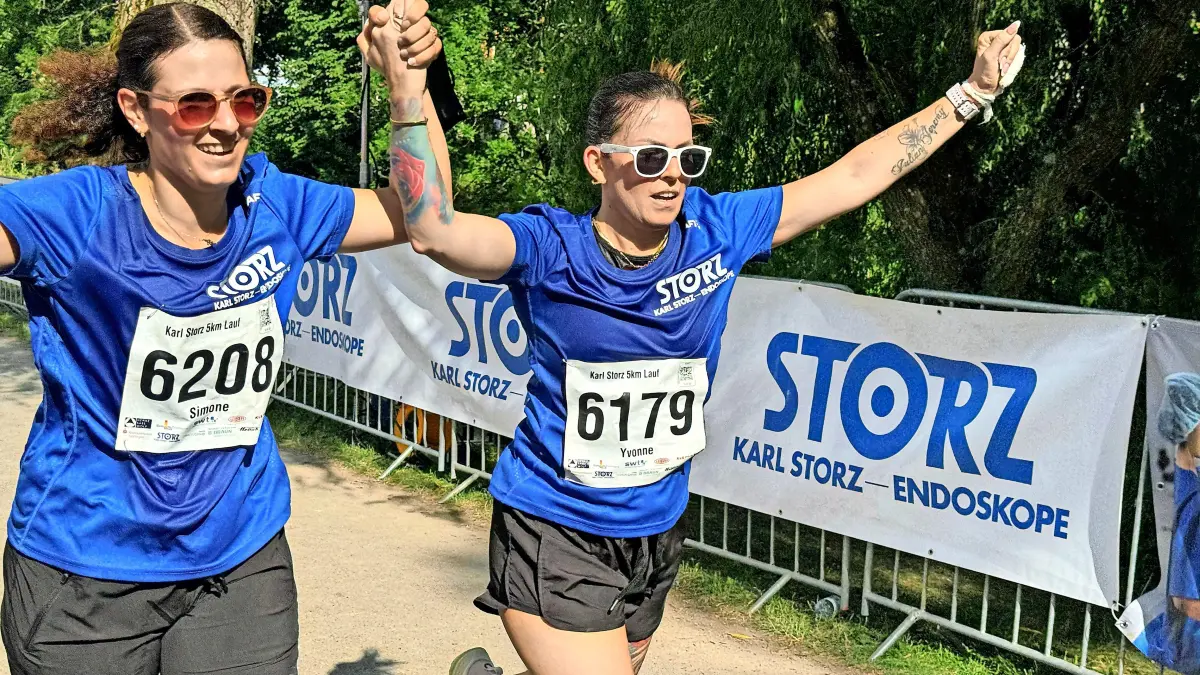 Das Medizintechnikunternehmen Karl Storz stellt die größte Mannschaft bei Rund & Fun in Tuttlingen. Der Fünf-Kilometer-Lauf ist gleichzeitig ein Spendenlauf. Für jeden gelaufenen Kilometer bezahlt die Stiftung des Unternehmens einen Euro an die Vereinigung German Doctors.