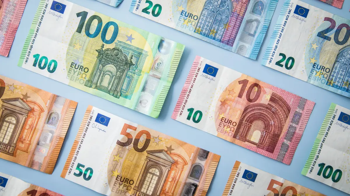Geldscheine liegen auf einem Tisch: ILLUSTRATION - In diesem Jahr steigen zum 1. Juli die Pfändungsfreibeträge um rund zwei Prozent. (zu dpa: «Schuldner dürfen ab Juli mehr Geld für sich behalten») Foto: Christin Klose/dpa-tmn - Honorarfrei nur für Bezieher des dpa-Themendienstes +++ dpa-Themendienst +++
