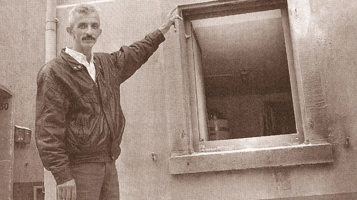 Am Tag nach dem Brandanschlag zeugen nur noch wenige Spuren von dem Angriff, den drei Jugendliche am 19. Juni 2001 in Empfingen auf das Haus von Hüseyin Okutan verübt haben.