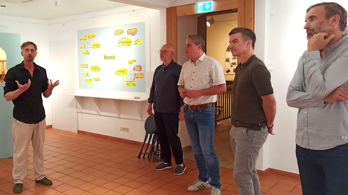Bild 2: Museumsleiter Dominik Baiker (links) führt durch die Heimatausstellung; v.l.n.r.: Jürgen Fremd (FöSS), Bürgermeister Dirk Harscher, Bernd Schwang, Leiter des Heimat-Referats im BMLEH, Arnd Heuwinkel (Projektkoordinator „Schätze der Dörfer“)
