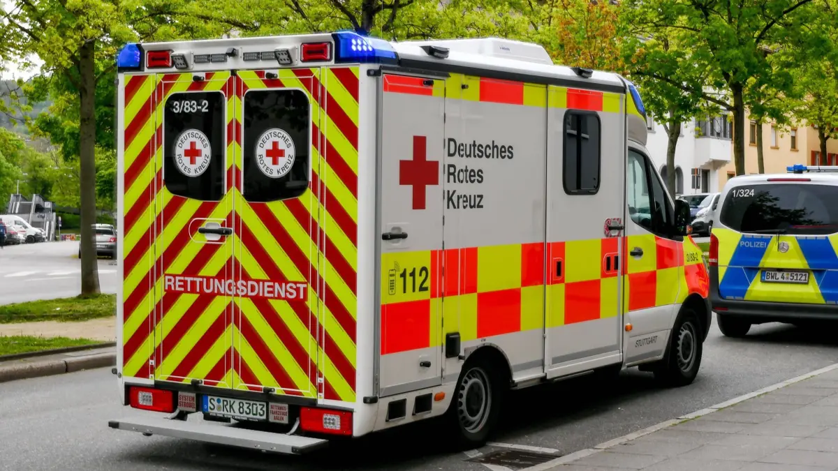 Deutschland, Baden-Wuerttemberg, Stuttgart 19.04.2026, Deutschland, GER, Baden-Wuerttemberg, Stuttgart, im Bild Themenbild, Rettungswagen, Krankenwagen, Deutsches Rotes Kreuz, DRK, Stuttgart, Deutschland, Baden-Württemberg, Notfall, Rettungsdienst, 112, Einsatzfahrzeug, Blaulicht, medizinische Hilfe, Erste Hilfe, Stadtverkehr, Straße, urban, Bewegung, Einsatz, Gesundheitssystem, Stadtansichten, Feature, Symbolbild Baden-Wuerttemberg *** Germany, Baden Wuerttemberg, Stuttgart 19 04 2026, Germany, GER, Baden Wuerttemberg, Stuttgart, in the picture theme picture, ambulance, ambulance, German Red Cross, DRK, Stuttgart, Germany, Baden Wuerttemberg, emergency, rescue service, 112, emergency vehicle, blue light, medical aid, first aid, city traf Deutschland, Baden-Wuerttemberg, Stuttgart, 19.04.2026-13