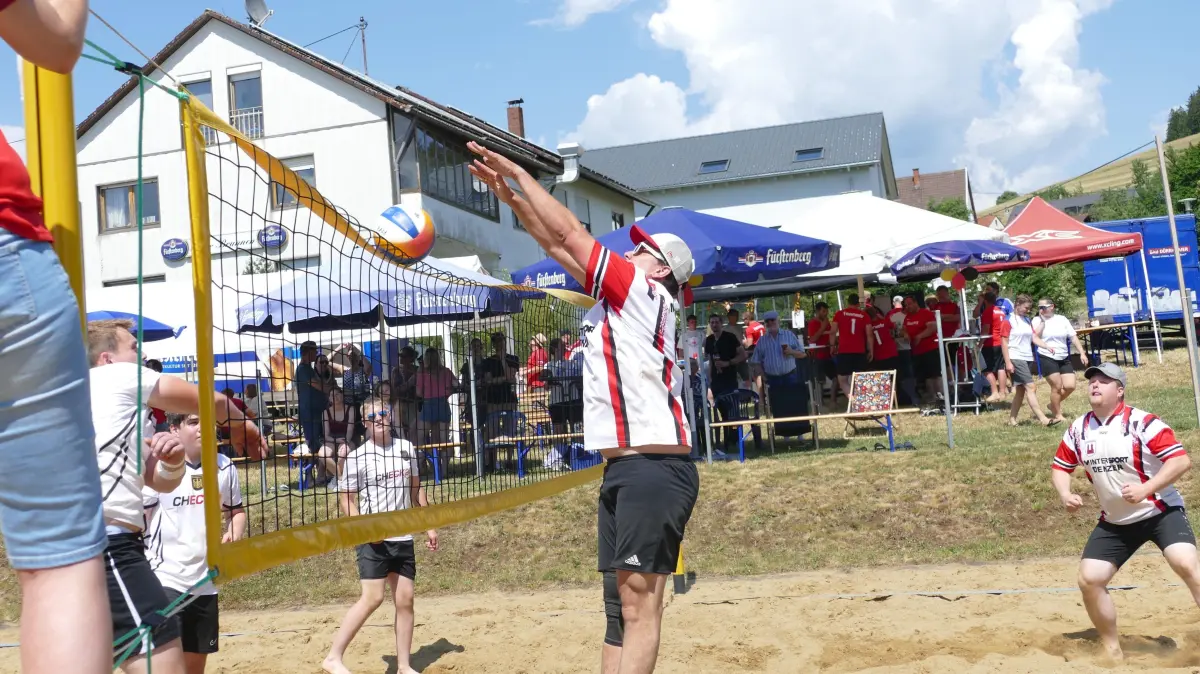 Am sportlich-musikalischen Wochenende von SG und von Baar Blech wird auf dem Beachvolleyballfeld um jeden Ball gekämpft.