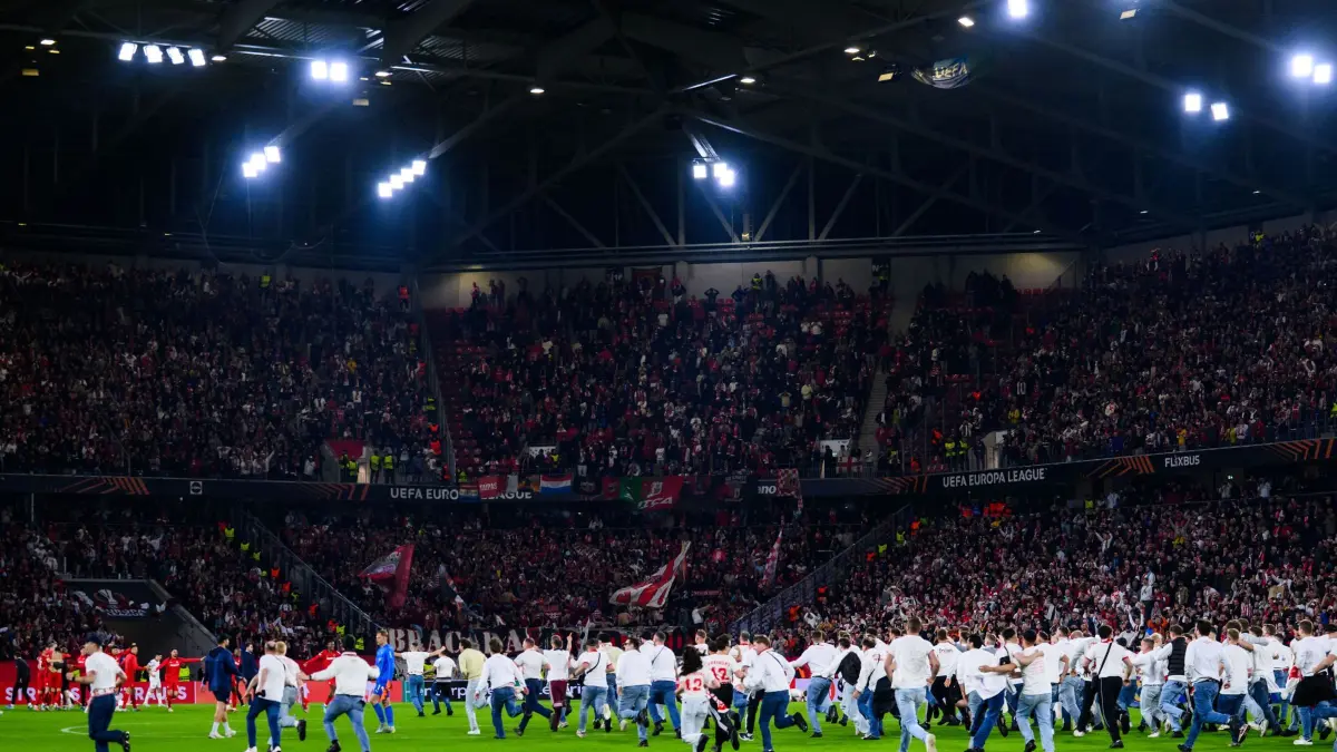 SC Freiburg: ARCHIV - 07.05.2026, Baden-Württemberg, Freiburg im Breisgau: Fußball, Männer: Europa League, SC Freiburg - SC Braga, K.o.-Runde, Halbfinale, Rückspiele, Europa-Park Stadion. Fans des SC Freiburg stürmen nach Schlusspfiff den Platz und jubeln über den Einzug ins Europa League Finale. (zu dpa: «Nach Platzsturm: SC Freiburg droht Zuschauerausschluss») Foto: Tom Weller/dpa +++ dpa-Bildfunk +++