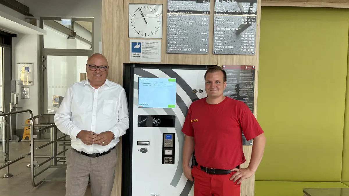 Bürgermeister Michael Rieger und DLRG-Vorsitzender Sascha Hummel betonen die Wichtigkeit einer Einrichtung wie dem Hallenbad.