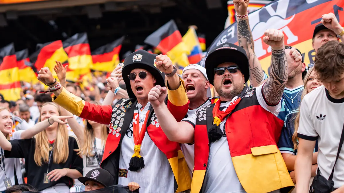 FIFA Fussball Weltmeisterschaft 2026, Gruppe E, Spiel 3, Ecuador vs Deutschand, 25.06.2026, Metlife-Stadion in New Jersey: FIFA Fussball Weltmeisterschaft 2026, Gruppe E, Spiel 3, Ecuador vs Deutschand, 25.06.2026, Metlife-Stadion in New Jersey Deutschland und Ecuador Fans Fahnen Zuschauer *** 2026 FIFA World Cup, Group E, Match 3, Ecuador vs. Germany, June 25, 2026, MetLife Stadium in New Jersey Germany and Ecuador fans, flags, spectators Copyright: xBahhoxKarax