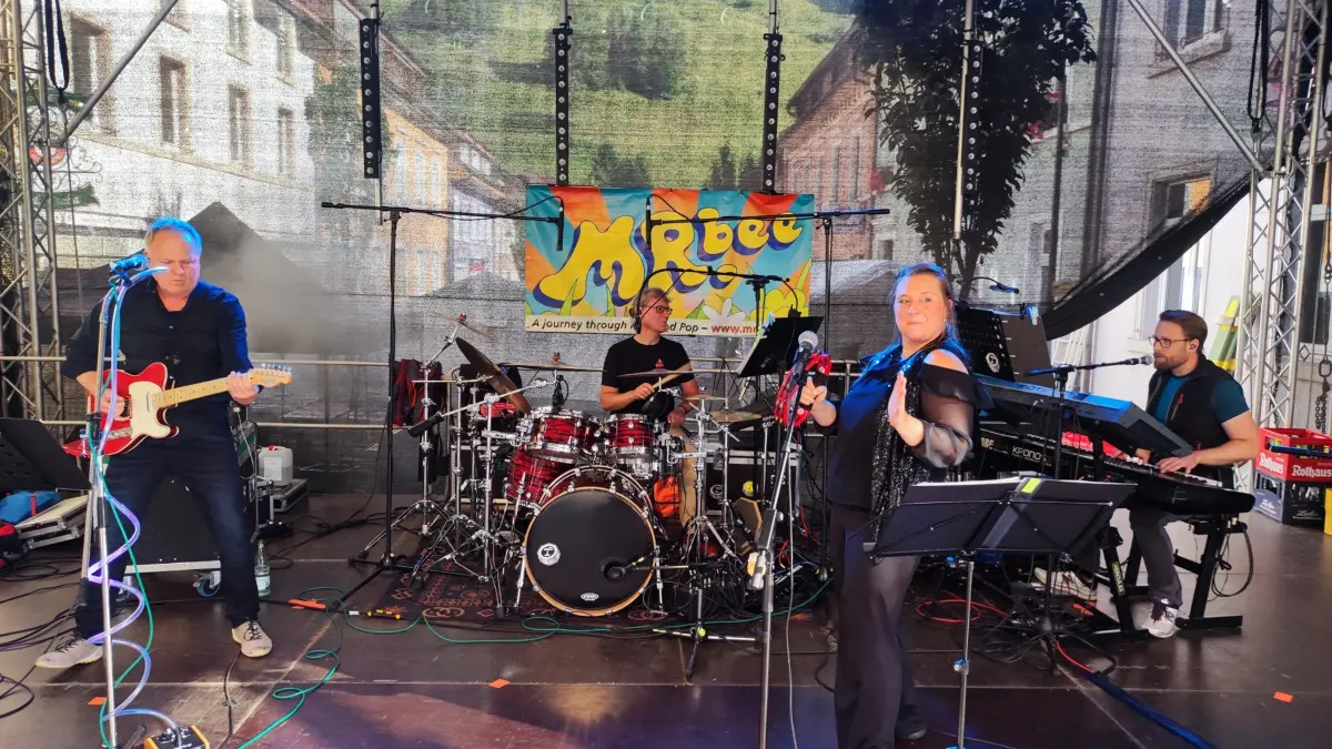 Mr. Bee sorgt am Sonntagabend auf dem Todtnauer Städtlifest für Stimmung.