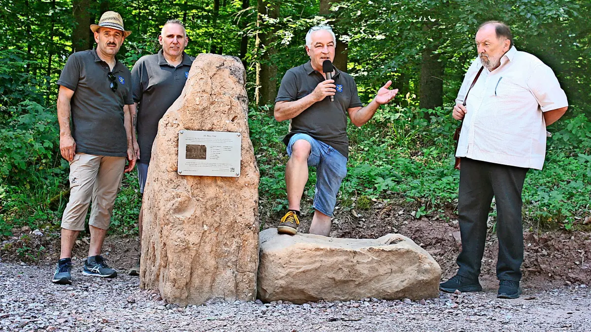 Weihten den Gedenkstein bei der Altdorfer Hütte ein (von links): Klaus Schneider (stellvertretender Vorsitzender), Torsten Schwarz (Vorsitzender), Burkhard Singler (Beisitzer) und Franz Helle (ehemaliger Ortsvorsteher).