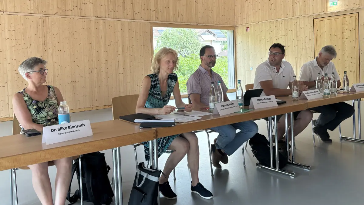 Die Leiterin der Abfallwirtschaft, Silke Bienroth (von links), informierte auf Einladung der Freien Wähler beim Bürgergespräch im Kleinen Wiesental. Mit dabei waren Kreisrätin Daniela Meier, Kreisrat und Fraktionsvorsitzender Martin Bühler sowie die Bürgermeister Stefan Niefenthaler (Kleines Wiesental) und Gunther Braun (Steinen).