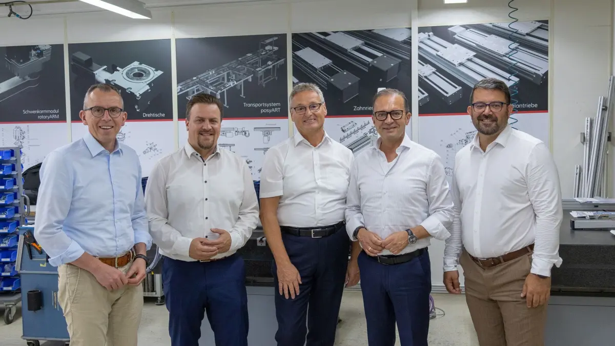 Gute Gespräche bei der Firma IEF-Werner in Furtwangen haben (von links): Landrat Sven Hin-terseh, Bürgermeister Florian Merz, Geschäftsführer Manfred Mayer, IHK Geschäftsführer Thomas Albiez und Geschäftsführer Jürgen Noailles.