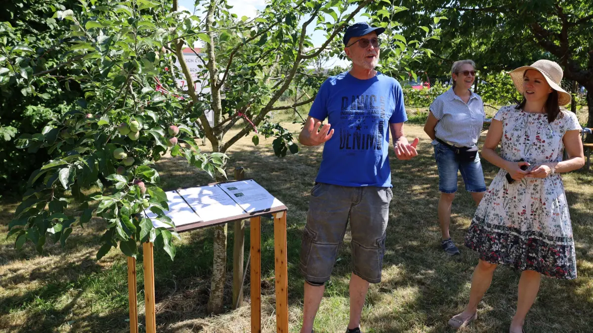 Wolfgang Walz erklärt, wie Obstbäume veredelt werden. Rechts: Vorsitzende Elisabeth Müller.