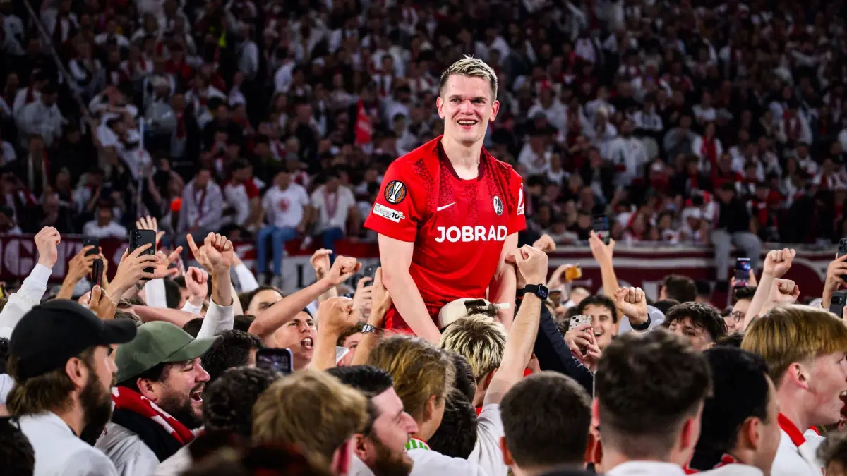 SC Freiburg: ARCHIV - 07.05.2026, Baden-Württemberg, Freiburg im Breisgau: Fußball, Männer: Europa League, SC Freiburg - SC Braga, K.o.-Runde, Halbfinale, Rückspiele, Europa-Park Stadion. Matthias Ginter (SC Freiburg) jubelt mit den Fans nach dem Spiel auf dem Platz über den Einzug ins Europa League Finale. (zu dpa: «Nach Platzsturm: SC Freiburg droht Zuschauerausschluss») Foto: Tom Weller/dpa +++ dpa-Bildfunk +++