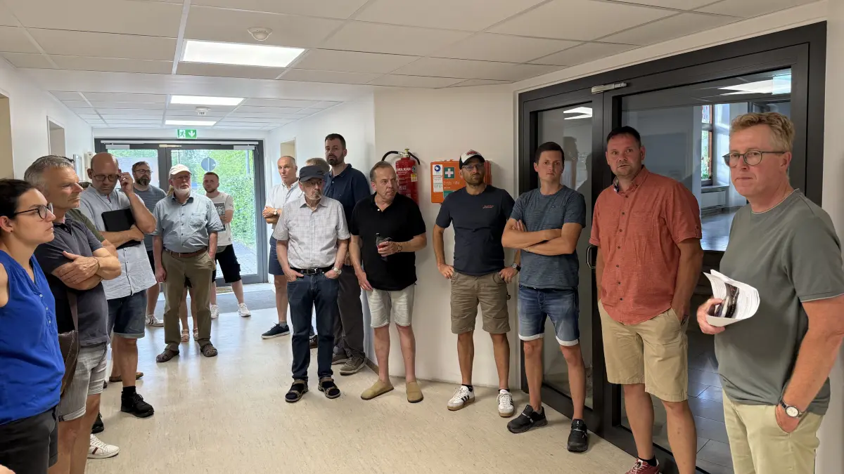 Der Jettinger Gemeinderat machte sich vor Ort ein Bild von der Grundschule und der August-Leucht-Halle in Unterjetingen.