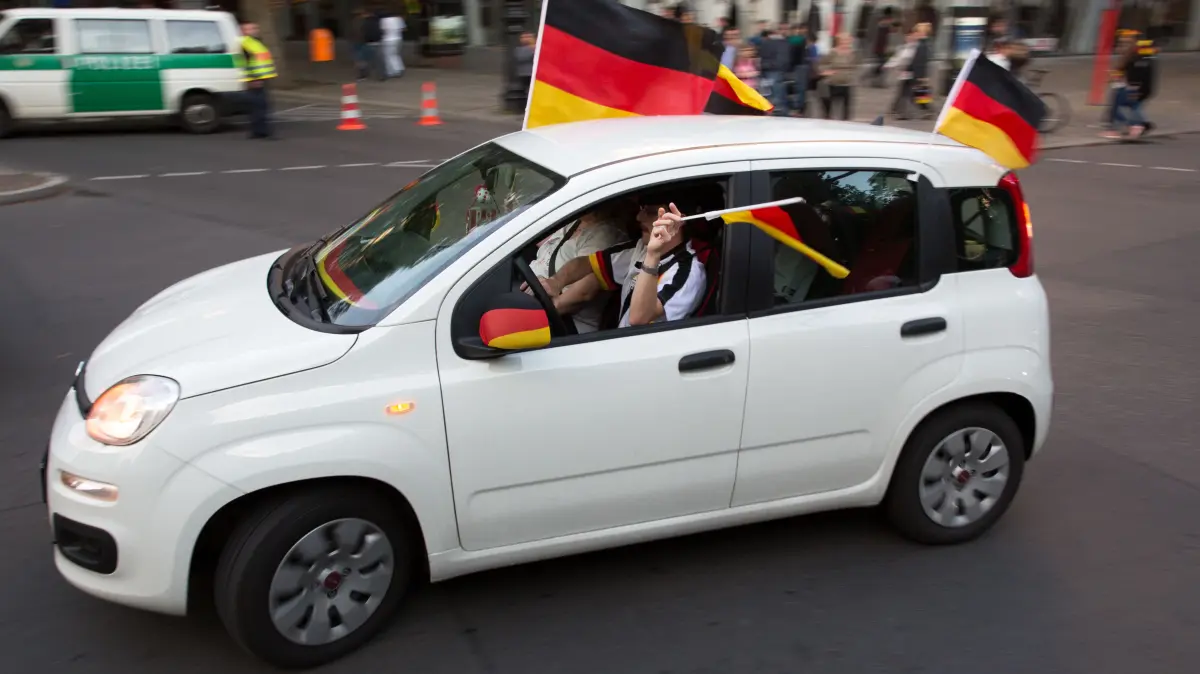 ARCHIV - Fußballfans feiern einen Sieg der Deutschen mit einem Autokorso - alles ist dabei aber nicht erlaubt. (zu dpa: «Fußball-EM: Was Fans tun dürfen - und was nicht») Foto: Florian Schuh/dpa-tmn - Honorarfrei nur für Bezieher des dpa-Themendienstes +++ dpa-Themendienst +++