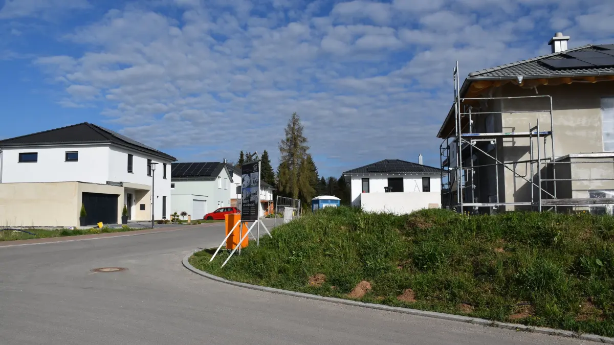 Noch ist das bisherige Neubaugebiet in Schabenhausen nicht vollständig bebaut. Der Ortschaftsrat drängt darauf, sich planerisch bereits mit einem neuen Neubaugebiet zu befassen, denn an Bürokratieabbau und schnelle Bebauungsplanverfahren glaubt keines der Ratsmitglieder.