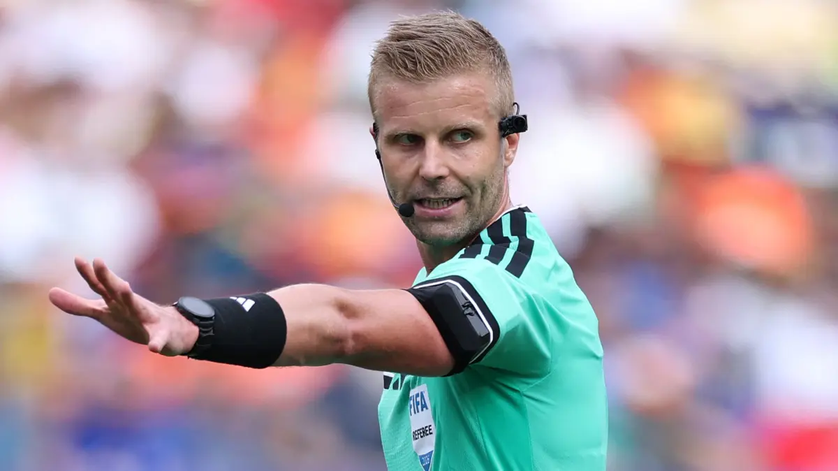 Curacao v Cote D'Ivoire: Group E - FIFA World Cup 2026: PHILADELPHIA, PENNSYLVANIA - JUNE 25: Referee Glenn Nyberg gestures during the FIFA World Cup 2026 Group E match between Curacao and Cote D'Ivoire at Philadelphia Stadium on June 25, 2026 in Philadelphia, Pennsylvania. Kevin C. Cox/Getty Images/AFP (Photo by Kevin C. Cox / GETTY IMAGES NORTH AMERICA / Getty Images via AFP)