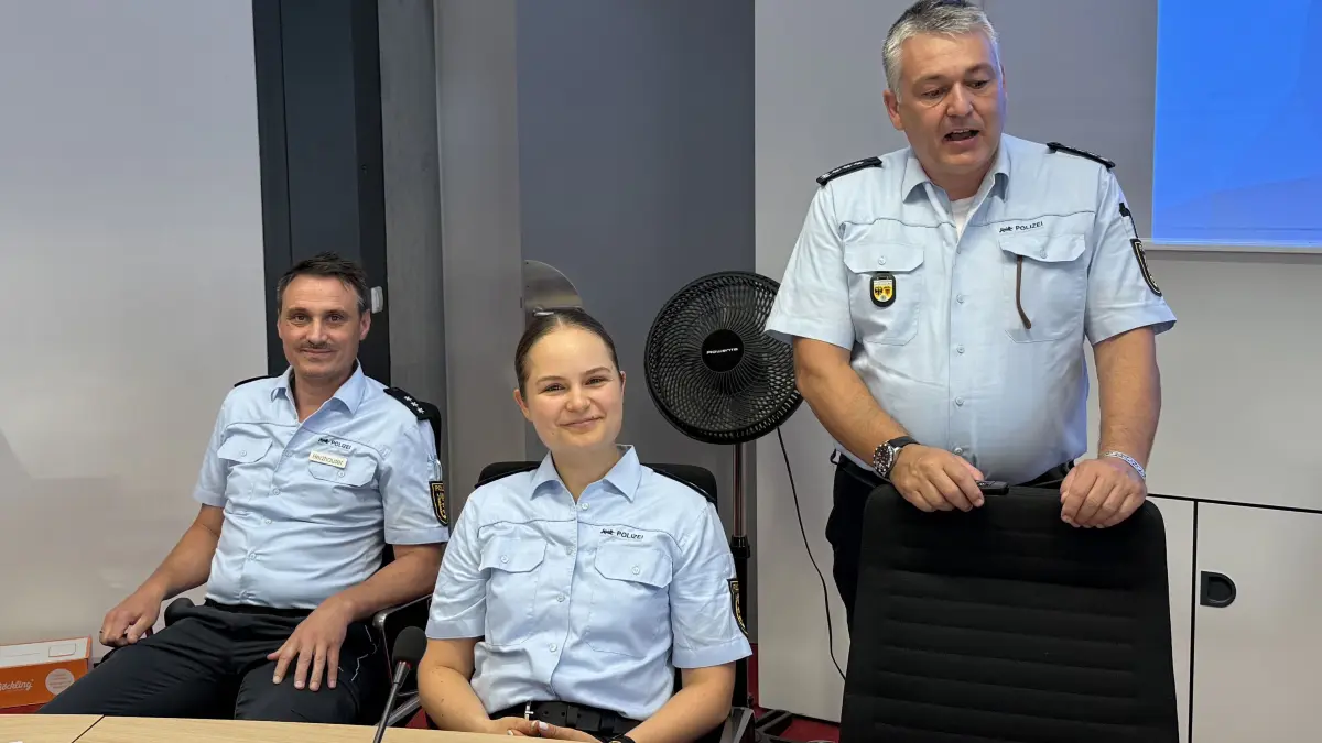 Patrick Schuler, Kim Berger und Michael Herzhauser (von rechts) präsentiertem dem Jettinger Gemeinderat die Kriminalstatistik für das vergangene Jahr.