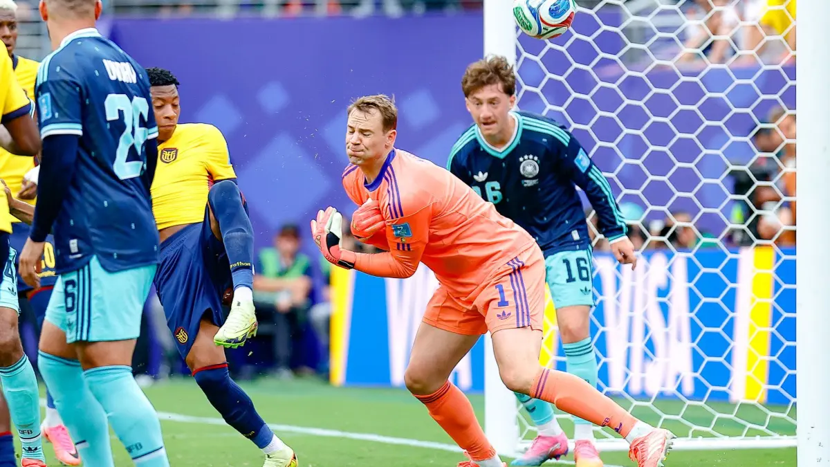 WM 2026 - Ecuador - Deutschland: 25.06.2026, USA, East Rutherford: Fußball, Männer, WM 2026, Ecuador - Deutschland, Vorrunde, Gruppe E, Spieltag 3, New York -New Jersey -Stadion, Gonzalo Plata (Ecuador, l) erzielt gegen Deutschlands Torhüter Manuel Neuer das Tor zum 2:1. Foto: Shaquan Woody/CSM via ZUMA Press Wire/dpa +++ dpa-Bildfunk +++