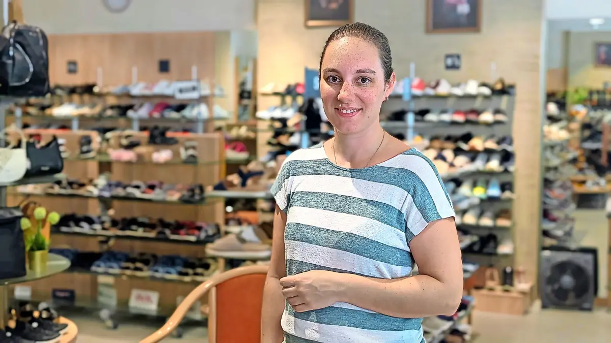 Führt gemeinsam mit ihrer Mutter das Schuhgeschäft in der Josefstraße in Donaueschingen: Jasmina Bressel.