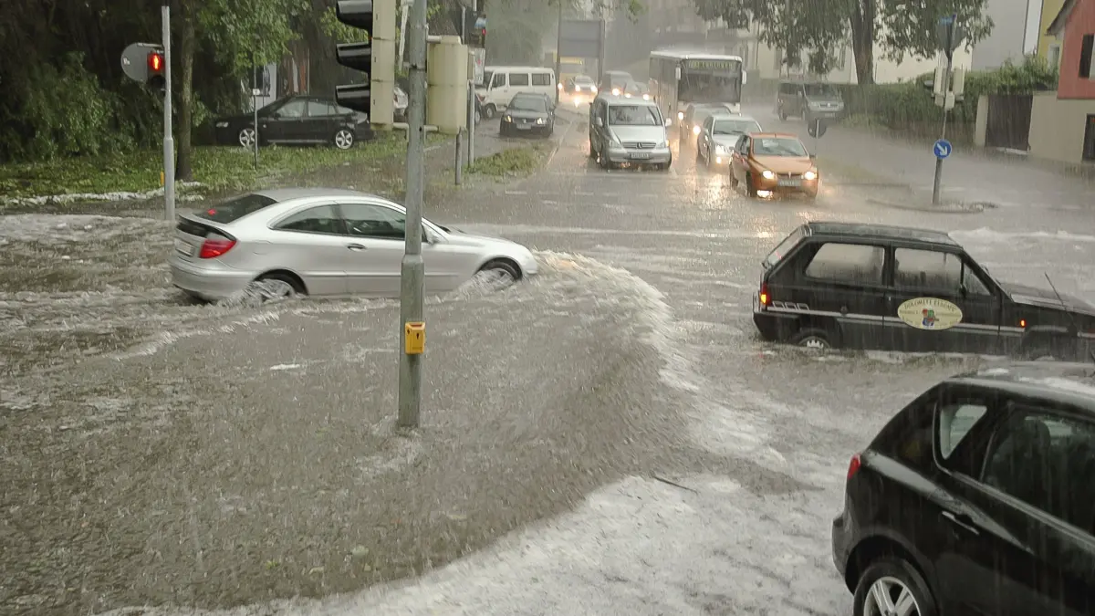 Das Unwetter machte sich auch auf den Straßen sichtbar.