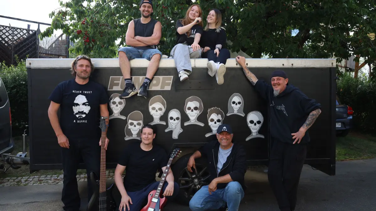 Sie machen Rockmusik (von links): Michael Rilling, Thomas Hipp (oben), Felix Kienzle, Tiana Weiss, Lucia Köhler, Rudi Steinmetz und Chris Köhler (auf dem Bild fehlt Corvin Domhardt).