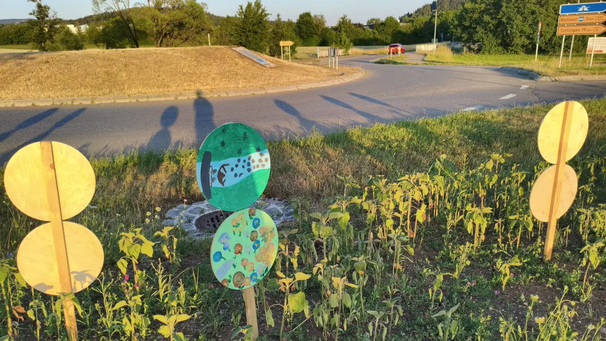 Die Landesgartenschau-Täfelchen werden wieder ab-, aber auch wieder aufgebaut.