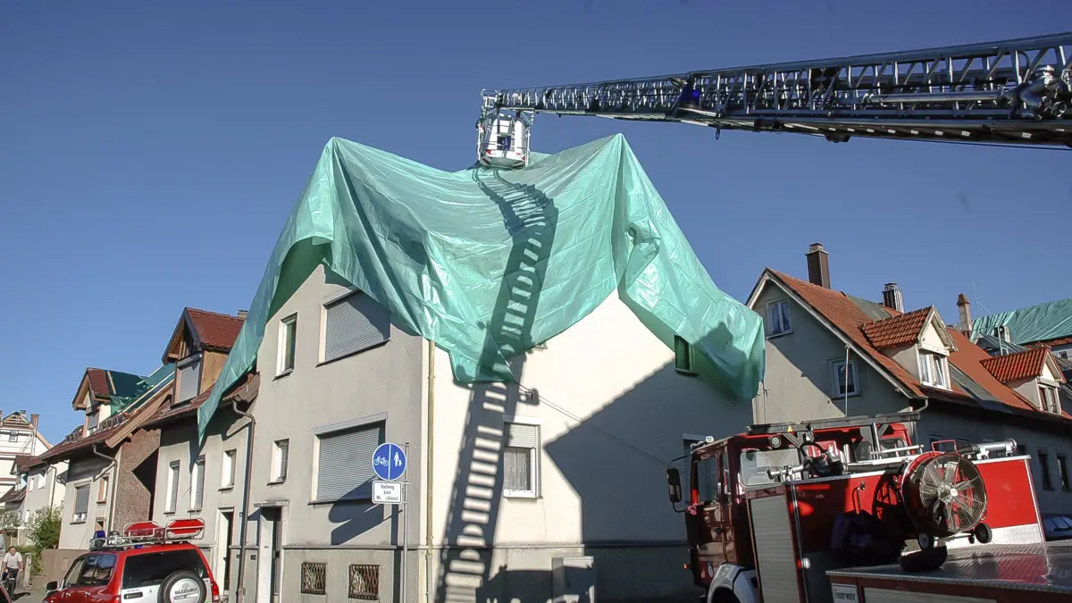 Mithilfe eines Krans versuchten die Einsatzkräfte die Schäden an den Dächern zu beseitigen.
