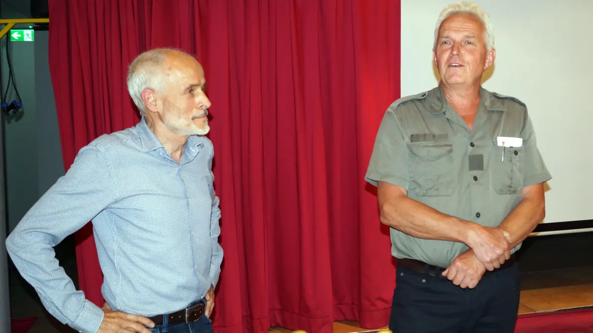 Bürgermeister Mario Singer verabschiedet Malsburg-Marzells langjährigen Forstrevierleiter Christfried Gottschling (rechts).