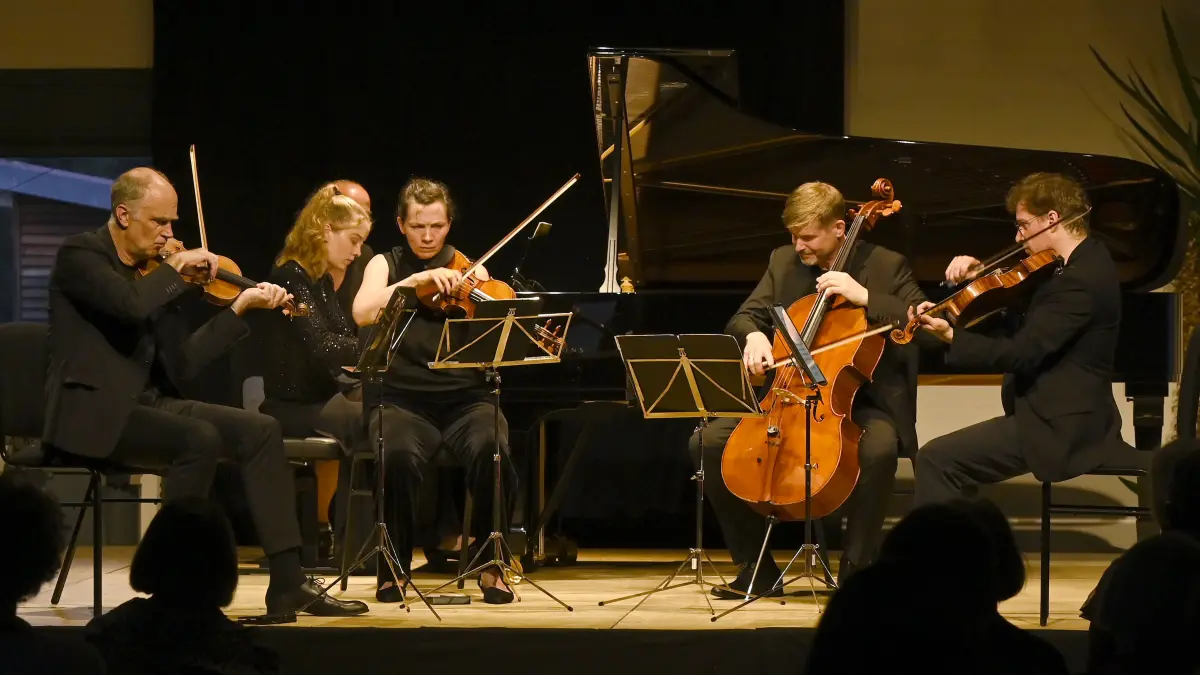 Das dritte Konzert des "Rottweil Musikfestival Sommersprossen" 2026 hält am 25.06.2026 "Publikumslieblinge" vor: Auf dem Programm stehen das Streichtrio op. 9/3 von Beethoven (Florian Donderer vl/Xandi van Dijkva/Tanja Tetzlaff vcl), die Sonate Nr. 5 für Violine und Klavier von Gražyna Bacewicz (Tobias Feldmann vl/Elisabeth Brauß p) und das Klavierquintett g-Moll, op. 57 von Dmitri Schostakowitsch (Signum Quartett - Florian Donderer/Annette Walther/Xandi van Dijk/Thomas Schmitz - und Elisabeth Brauß)