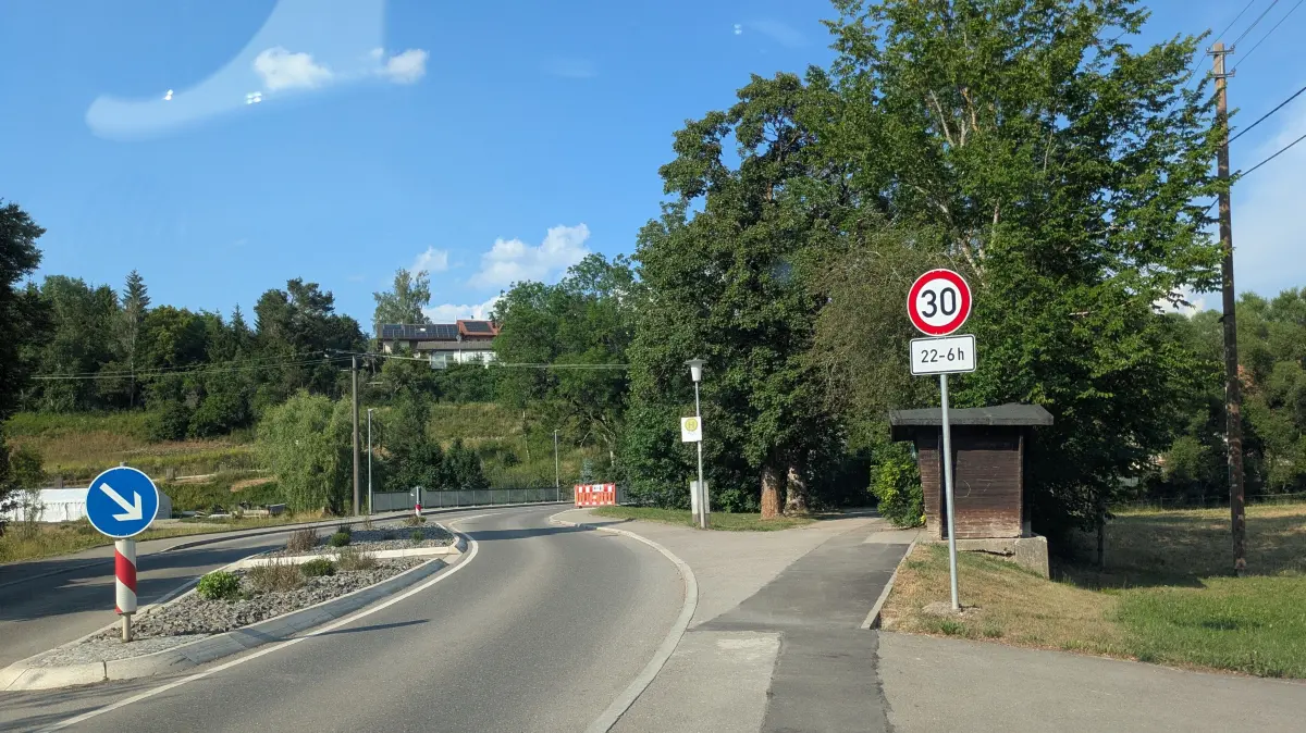 In Flözlingen soll in der Eschachstraße die bisherige 30 KM – Tempobeschränkung während den Nachtstunden auf ganztags umgestellt werden.