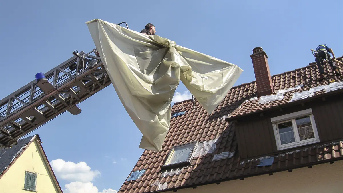 Die Schäden an den Häusern mussten mithilfe einer Plane beseitigt werden.